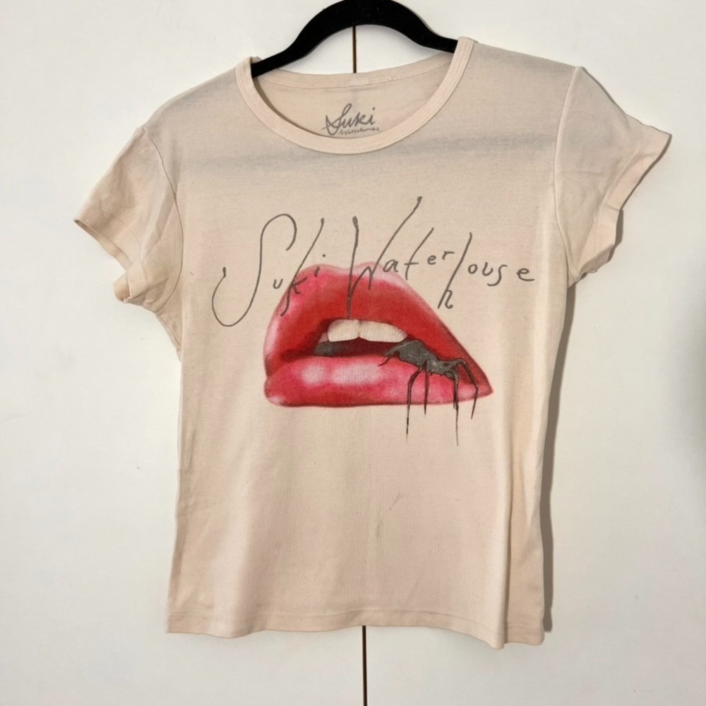 Suki Waterhouse Y2K Graphic Tee Women M Cream Spider Lips Baby Tee Goth Grunge